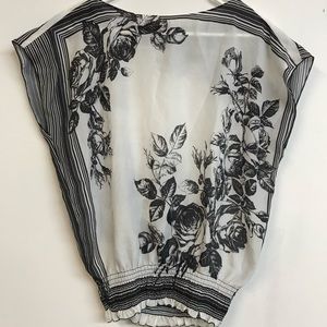 Light black and white flower tunic